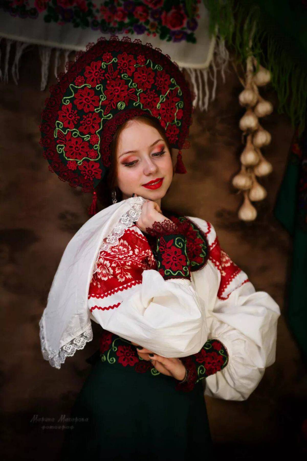 Take a pause and enjoy Women in Slavic costumes — streaming from Panjihua