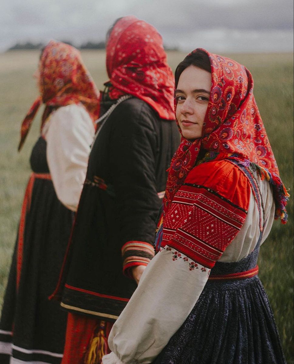 Women in Slavic costumes’s look of the day — catch her live in Panjihua
