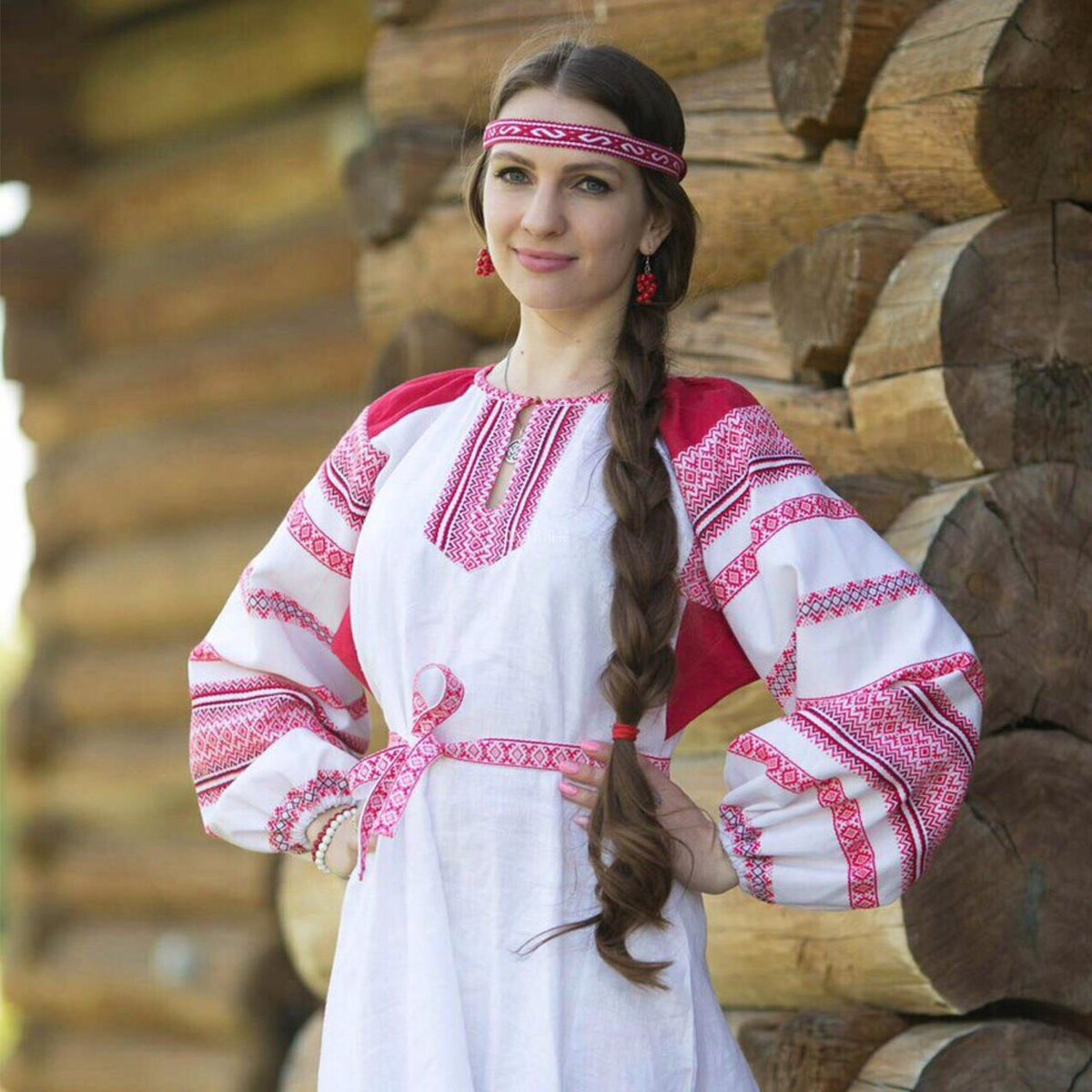 Girls in Slavic costumes brings the glow — live moments in Panjihua