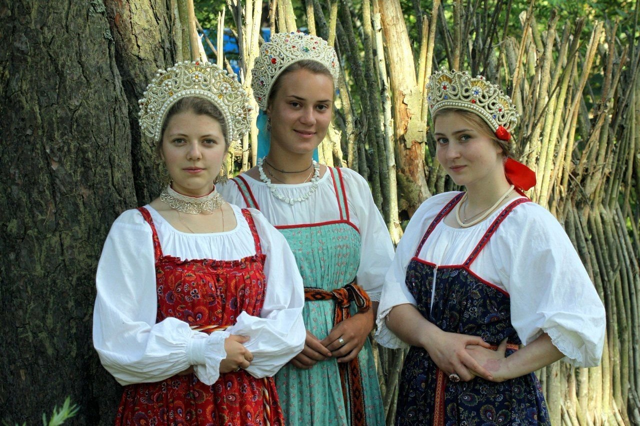 Sexy model Girls in Slavic costumes in Panjihua